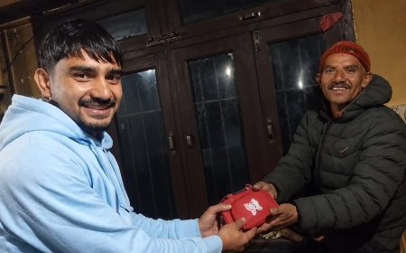 चूड़धार में ईमानदारी की मिसाल: 5 लाख के गहनों और पैसों से भरा पर्स लौटाकर सिरमौरी पुजारी ने जीता श्रद्धालुओं का दिल