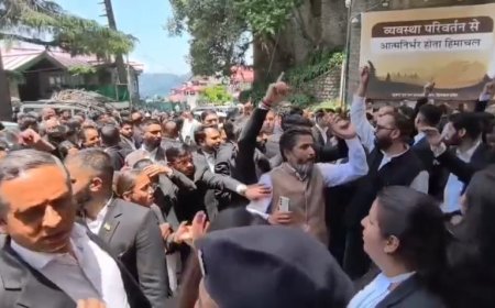 प्रतिबंधित मार्ग पर पुलिस की सख्ती के खिलाफ सड़कों पर उतरे अधिवक्ता, सचिवालय के बाहर किया चक्का जाम