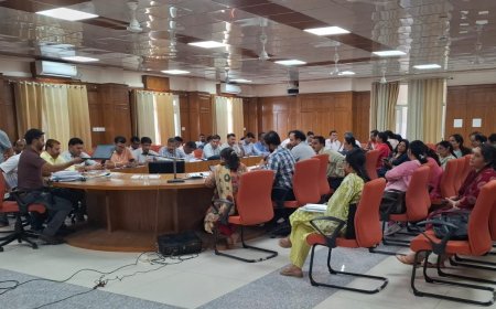हमीरपुर में प्रगणकों और सुपरवाइजरों समझाई स्व-गणना एवं जनगणना की प्रक्रिया