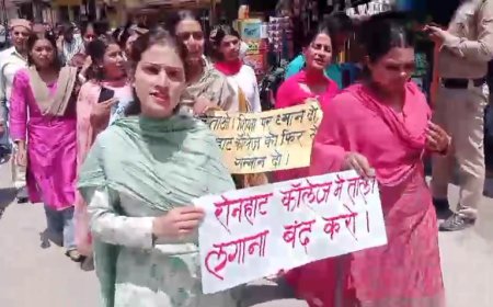 रोनहाट कॉलेज को बंद किए जाने के विरोध में छात्रों का जोरदार प्रदर्शन, मुख्यमंत्री के नाम सौंपा ज्ञापन