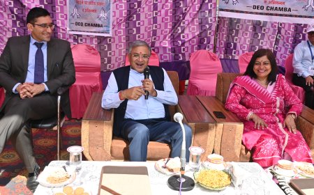खजियार में बूथ लैवल अधिकारियों, बीएलओ पर्यवेक्षकों तथा मतदाताओं से की वार्ता