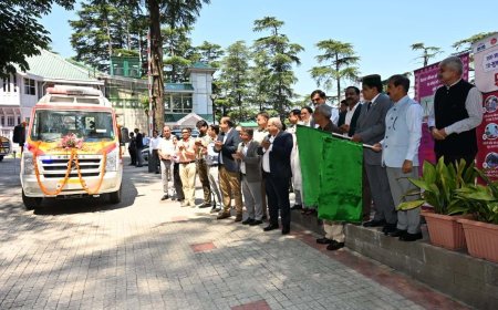 मुख्यमंत्री ने एंबुलेंस को झंडी दिखाकर किया रवाना