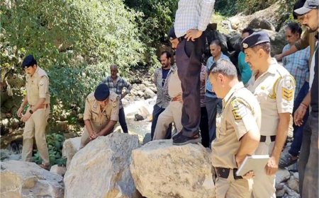 पुल के नीचे जवान बेटे का शव मिलने के बाद परिजनों ने चम्बा-तीसा मार्ग पर किया चक्का जाम