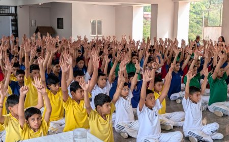 योग अपनाएं, स्वस्थ जीवन पाएं: करियर अकादमी में अंतर्राष्ट्रीय योग दिवस समारोह