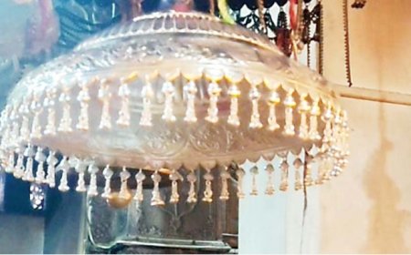 मां ज्वाला को एक किलो चांदी का छत्र अर्पित, मनोकामना पूर्ण होने पर चंडीगढ़ से आए भक्त ने किया दान