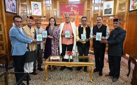 सिरमौर के शिक्षक कंवर विजय ‘भारतीय’ की पुस्तक ‘हिमाचल प्रदेश का सामान्य ज्ञान’ का राजभवन में लोकार्पण