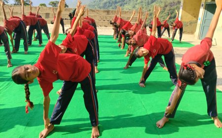 योग दिवस पर  पीरन स्कूल में  सैंड़को बच्चों ने किया योगाभ्यास