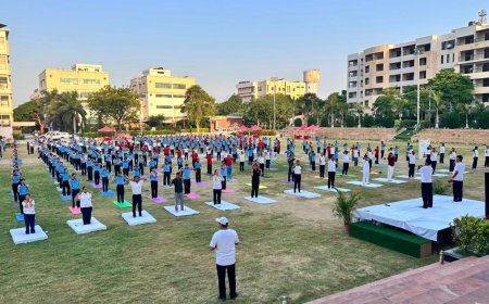 योग से निरोग का संदेश: 460 एनसीसी कैडेट्स व स्टाफ ने एक साथ किया योगाभ्यास