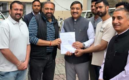 शिमला के प्रतिबंधित मार्गों पर रहने वाले स्थानीय निवासियों की समस्याओं को लेकर सांसद सुरेश कश्यप को सौंपा ज्ञापन