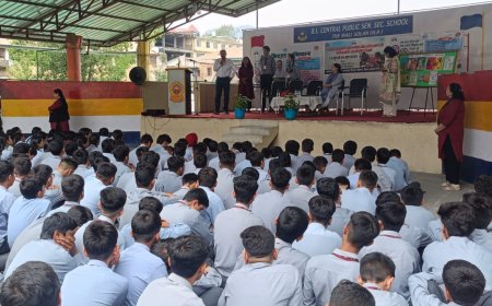डॉ. पाठक ने युवाओं को नशे से दूर रहने और स्वस्थ एवं सकारात्मक जीवनशैली अपनाने का किया आग्रह