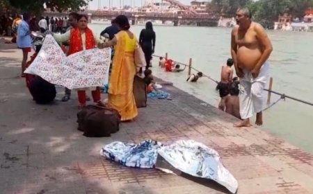 मां गंगा के घाटों पर बिक रही चटाई पन्नी को प्रतिबंधित किए जाने को लेकर चलाया गया अनोखा अभियान