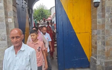 कांगड़ा के निजी स्कूल में छात्र की पिटाई का आरोप, थाने के बाहर फूटा परिजनों का गुस्सा