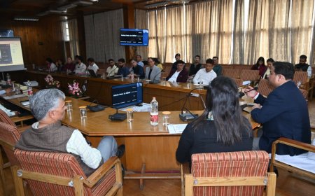 सेब सीजन-2026 के सफल संचालन को लेकर उपायुक्त शिमला ने की समीक्षा बैठक