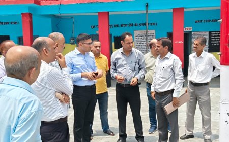 उपायुक्त ने पुखरी में विद्यालय, आंगनबाड़ी केंद्र एवं उप तहसील भवन के प्रस्तावित स्थल का किया निरीक्षण
