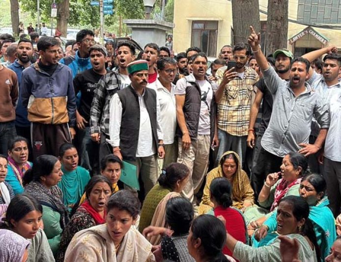 बिना एजेंट मत पेटी खोलने पर भड़के निर्दलीय चौबे राम, समर्थकों के साथ किया DC ऑफिस का घेराव
