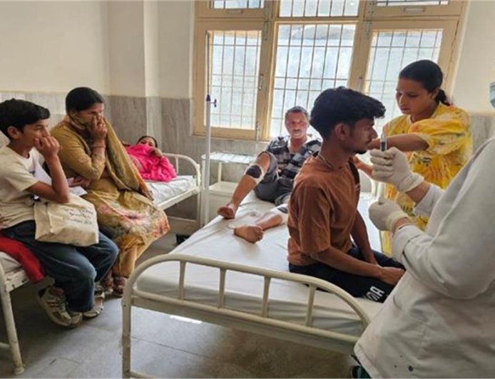 सेरला खाबू में नाले में बस लुढ़की, 15 यात्री घायल