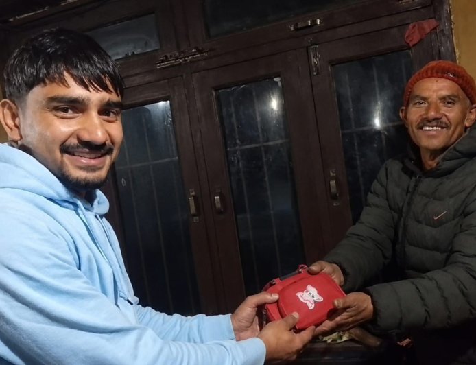 चूड़धार में ईमानदारी की मिसाल: 5 लाख के गहनों और पैसों से भरा पर्स लौटाकर सिरमौरी पुजारी ने जीता श्रद्धालुओं का दिल