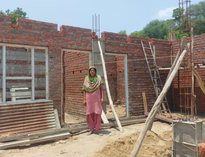 कच्चे मकान से पक्के आशियाने तक : सरकारी योजनाओं ने बदली मनजीत कौर के परिवार की तस्वीर