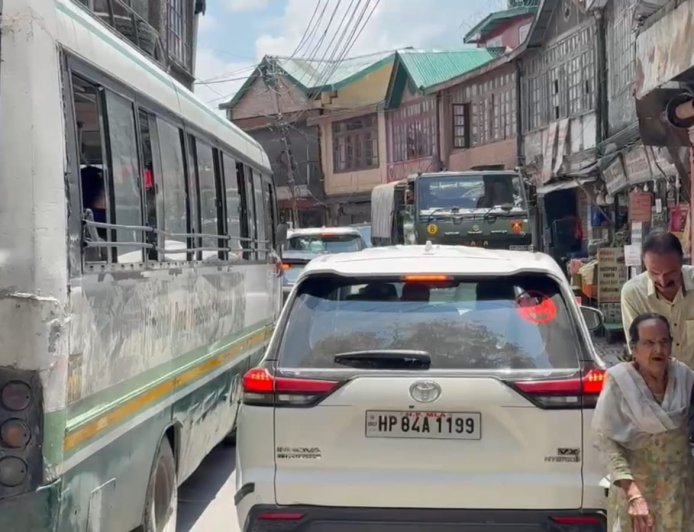 शिमला में जाम की वजह बनी कांग्रेस विधायक की गाड़ी, हूटर इस्तेमाल पर भी सवाल