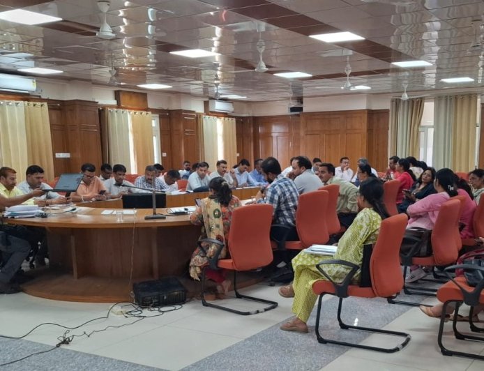 हमीरपुर में प्रगणकों और सुपरवाइजरों समझाई स्व-गणना एवं जनगणना की प्रक्रिया