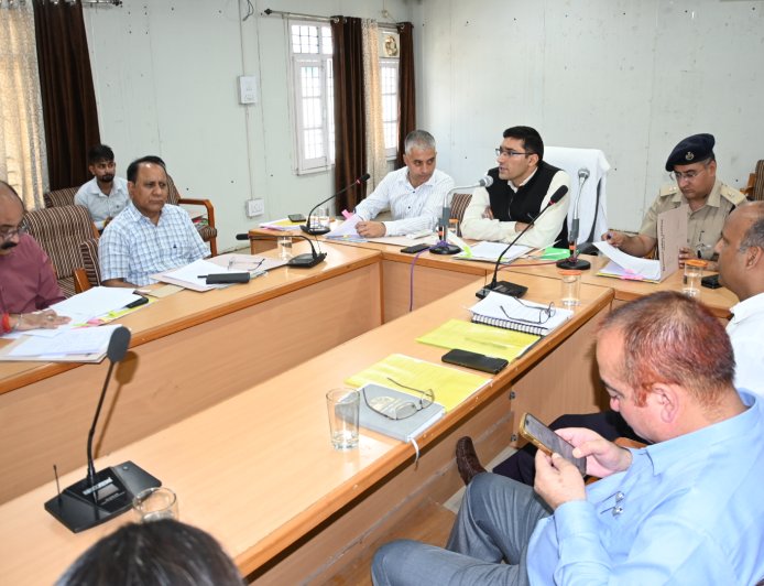 चंबा में उपायुक्त की अध्यक्षता में बैठक आयोजित, एससी/एसटी कानून, दिव्यांगजन अधिकार अधिनियम, प्रधानमंत्री के 15 सूत्रीय कार्यक्रम बारे चर्चा