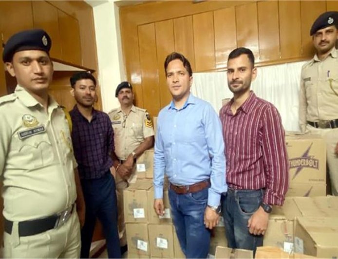 कुल्लू में आबकारी विभाग की बड़ी कार्रवाई, कार और शैड में छिपाई 45 पेटी अवैध शराब बरामद