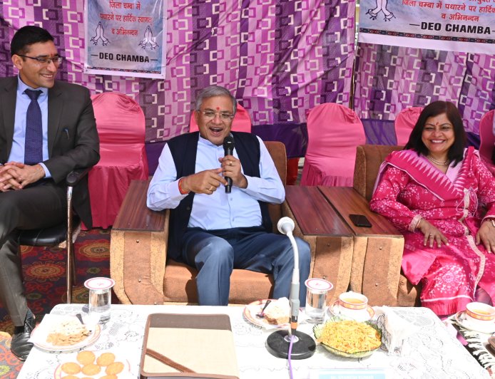 खजियार में बूथ लैवल अधिकारियों, बीएलओ पर्यवेक्षकों तथा मतदाताओं से की वार्ता
