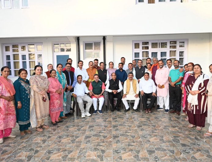 जयराम ठाकुर से मिले कुनिहार ब्लॉक समिति के नवनिर्वाचित जन प्रतिनिधि