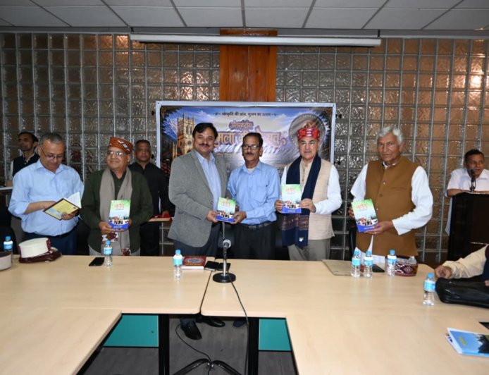 अंतर्राष्ट्रीय शिमला ग्रीष्मोत्सव-2026 के दूसरे दिन गेयटी थियेटर में हुआ पहाड़ी कवि सम्मेलन का आयोजन
