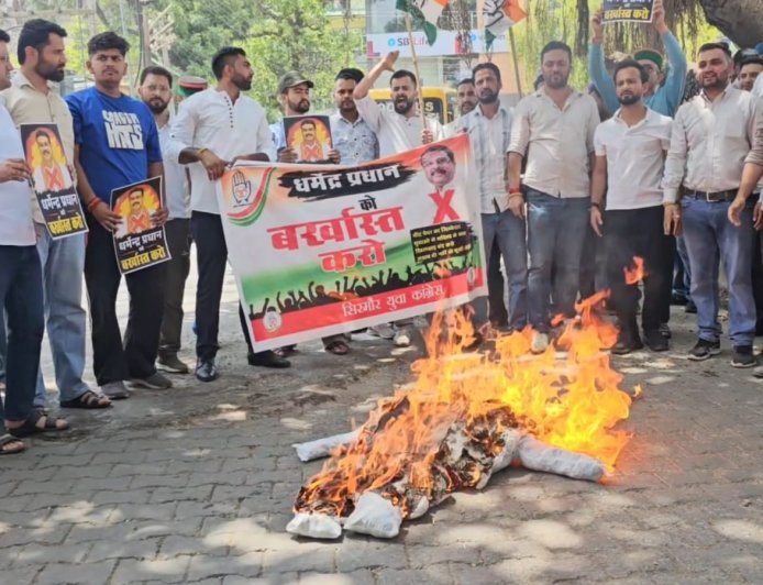 NEET पेपर लीक मामले का विरोध लगातार जारी,  केंद्रीय शिक्षा मंत्री धर्मेंद्र प्रधान का फूंका पुतला