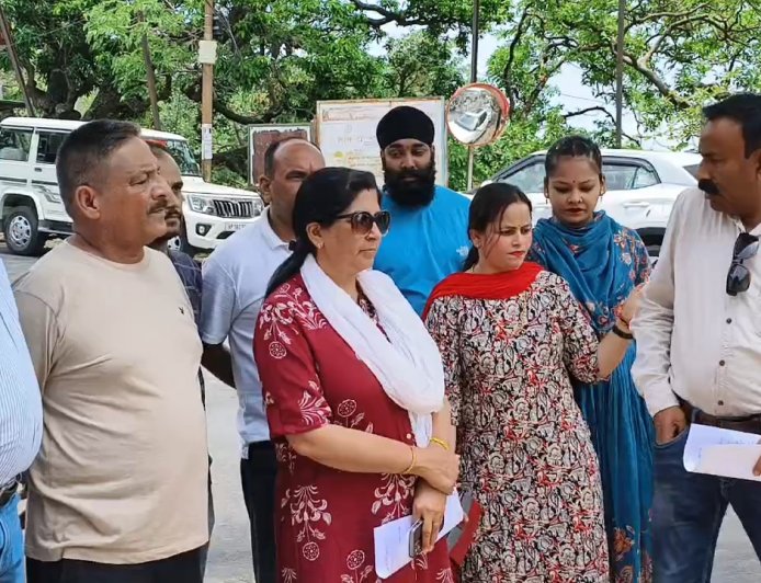 MC नाहन के अध्यक्ष और उपाध्यक्ष के चुनाव के लिए भाजपा समर्थित पार्षदों ने ज्ञापन के माध्यम से डीसी से लगाई गुहार