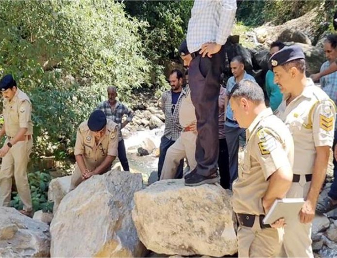 पुल के नीचे जवान बेटे का शव मिलने के बाद परिजनों ने चम्बा-तीसा मार्ग पर किया चक्का जाम