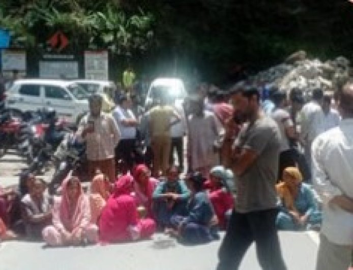 चंबा के चुराह में युवक की हत्या से भड़का आक्रोश, ग्रामीणों ने किया चक्का जाम, तीन गिरफ्तार