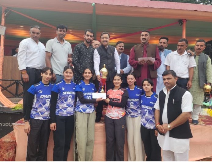 चायल में आयोजित ऐतिहासिक बाबा सिद्ध चायल मेले में मुख्य अतिथि के रूप में शामिल हुए सांसद सुरेश कश्यप