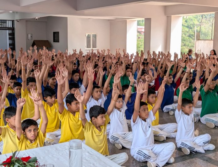 योग अपनाएं, स्वस्थ जीवन पाएं: करियर अकादमी में अंतर्राष्ट्रीय योग दिवस समारोह