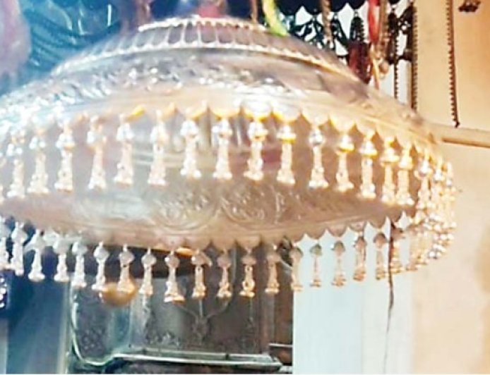 मां ज्वाला को एक किलो चांदी का छत्र अर्पित, मनोकामना पूर्ण होने पर चंडीगढ़ से आए भक्त ने किया दान