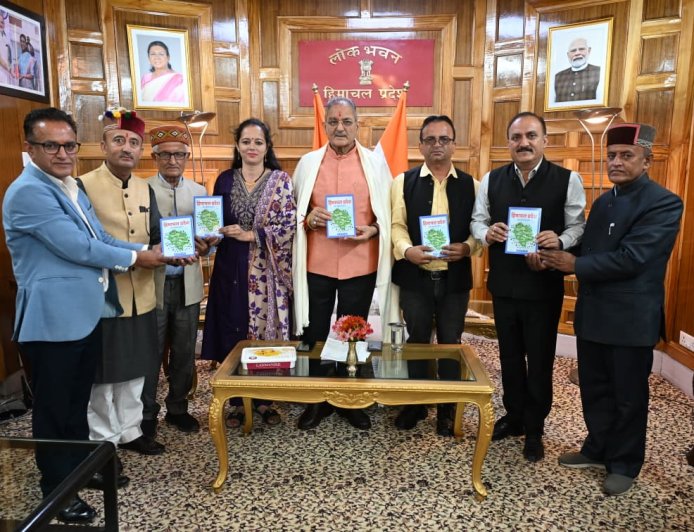 सिरमौर के शिक्षक कंवर विजय ‘भारतीय’ की पुस्तक ‘हिमाचल प्रदेश का सामान्य ज्ञान’ का राजभवन में लोकार्पण