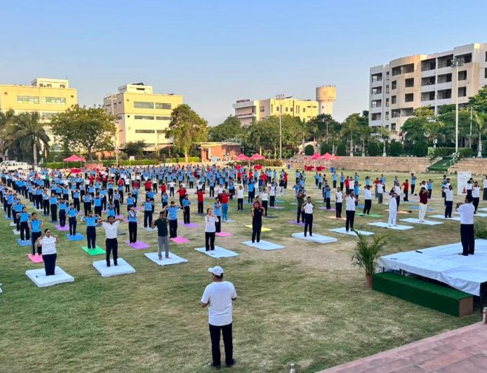 योग से निरोग का संदेश: 460 एनसीसी कैडेट्स व स्टाफ ने एक साथ किया योगाभ्यास