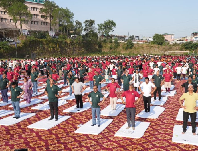 अणु में  सिंथेटिक ट्रैक ग्राउंड में आयोजित किया गया राज्य स्तरीय योग दिवस, मुख्यमंत्री ने लगभग दो हजार लोगों के साथ किया योगाभ्यास