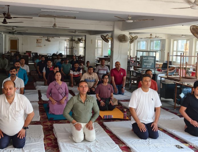 जिला एवं सत्र न्यायाधीश और अन्य न्यायिक अधिकारियों ने भी किया योग