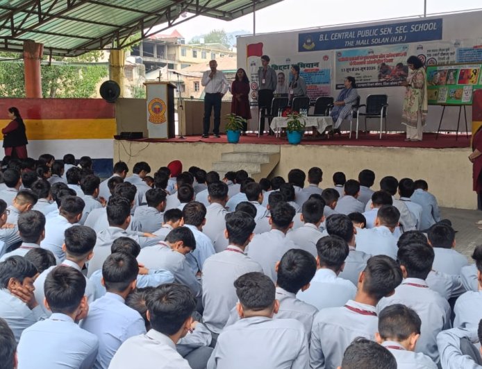 डॉ. पाठक ने युवाओं को नशे से दूर रहने और स्वस्थ एवं सकारात्मक जीवनशैली अपनाने का किया आग्रह