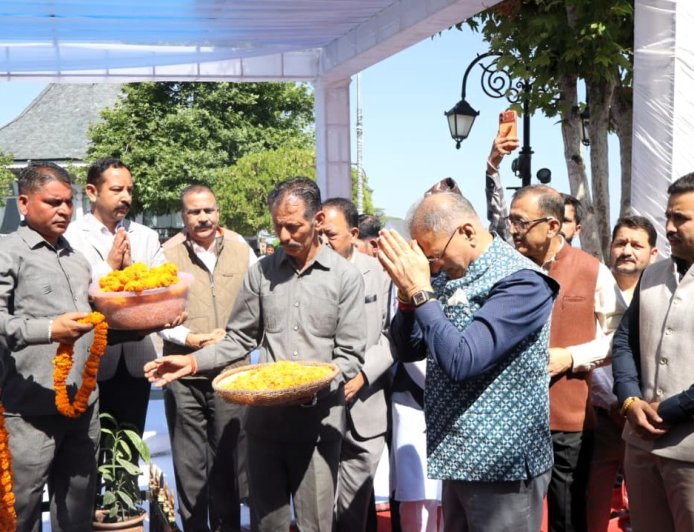 राज्यपाल ने वीरभद्र सिंह की जयंती पर अर्पित की श्रद्धांजलि