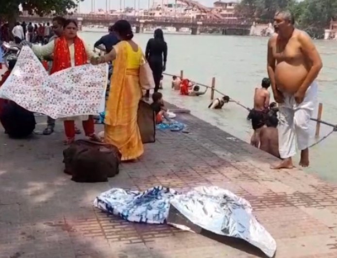मां गंगा के घाटों पर बिक रही चटाई पन्नी को प्रतिबंधित किए जाने को लेकर चलाया गया अनोखा अभियान