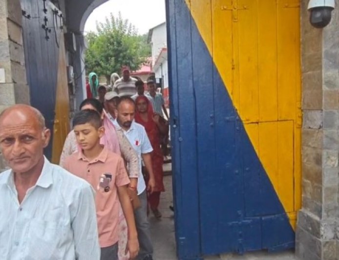 कांगड़ा के निजी स्कूल में छात्र की पिटाई का आरोप, थाने के बाहर फूटा परिजनों का गुस्सा
