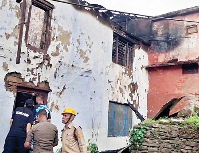 बीड़ में भीषण अग्निकांड, चार मकान जले, पीडि़त परिवारों का लाखों का नुकसान