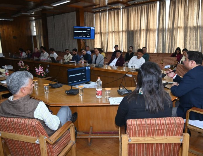 सेब सीजन-2026 के सफल संचालन को लेकर उपायुक्त शिमला ने की समीक्षा बैठक
