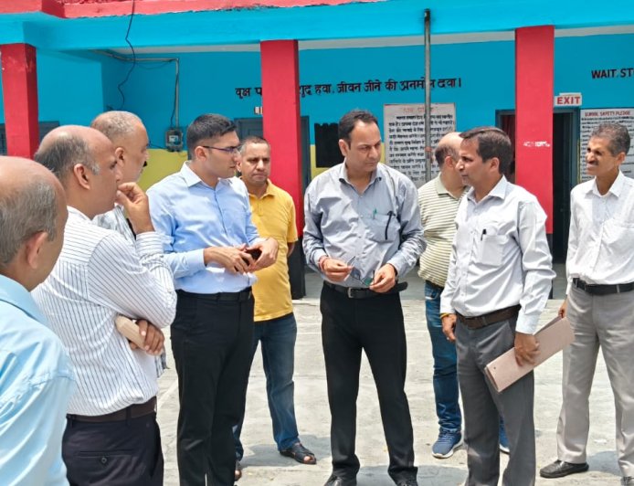 उपायुक्त ने पुखरी में विद्यालय, आंगनबाड़ी केंद्र एवं उप तहसील भवन के प्रस्तावित स्थल का किया निरीक्षण