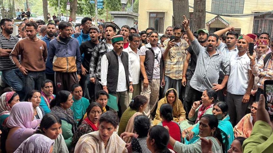 बिना एजेंट मत पेटी खोलने पर भड़के निर्दलीय चौबे राम, समर्थकों के साथ किया DC ऑफिस का घेराव