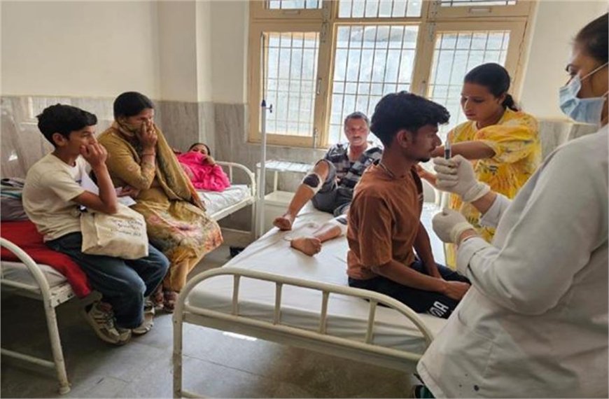 सेरला खाबू में नाले में बस लुढ़की, 15 यात्री घायल