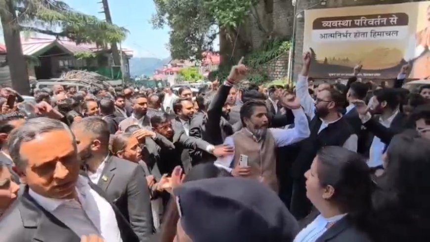 प्रतिबंधित मार्ग पर पुलिस की सख्ती के खिलाफ सड़कों पर उतरे अधिवक्ता, सचिवालय के बाहर किया चक्का जाम